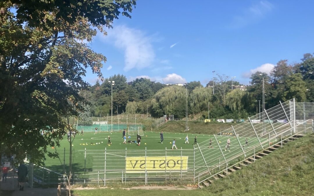 Die Post AG und der Postsportplatz in Hernals