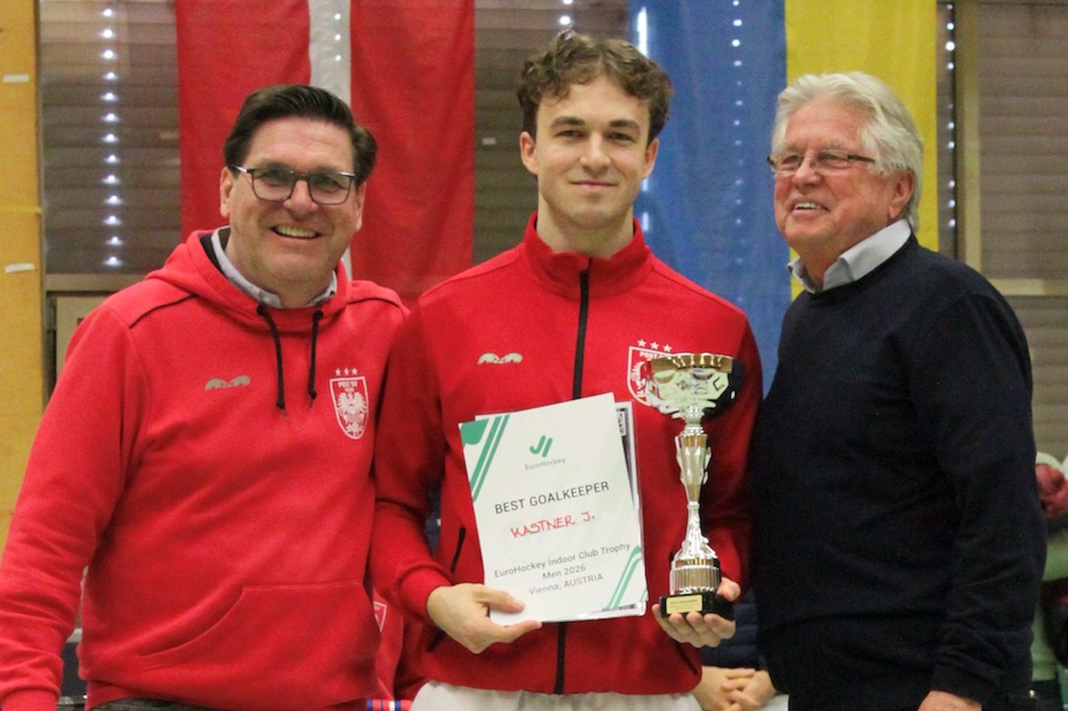 (c)Post SV -EHL-Siegerehrung 2026_Clemens Rarrel (l), Hockey Torwart Jakob Kastner, Felix Weigel (r)
